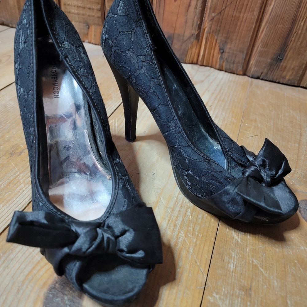 Honeymoon Women's Black Lacey Peep Toe with a satin bow stilettos size 6
